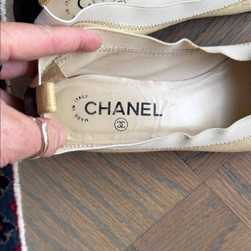 CHANEL Gold and Black ballet slipper with small heel and Floral Accent - Picture 4 of 5